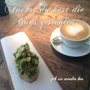 Kaffee mit Avocado-Crostini und unpassendem Text