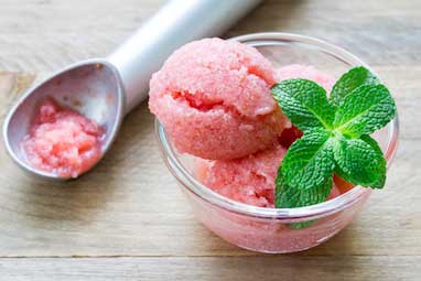 Erdbeersorbet mit frischer Minze