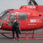 Autorin Sofie vor rotem Helikopter auf dem BER