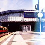 S-Bahn fährt in Berliner Hauptbahnhof