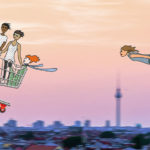 Vier gezeichnete Personen fliegen in einem Einkaufswagen am rosa Abendhimmel über Berlin entlang
